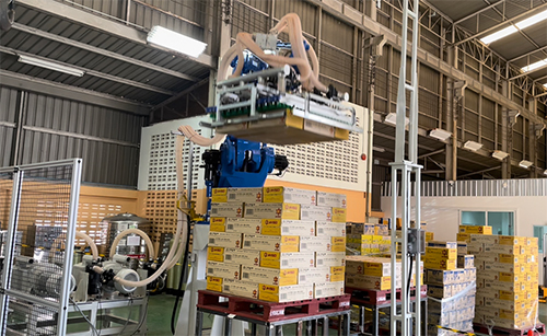 High-speed palletizing system for a beverage manufacturer using a large robot